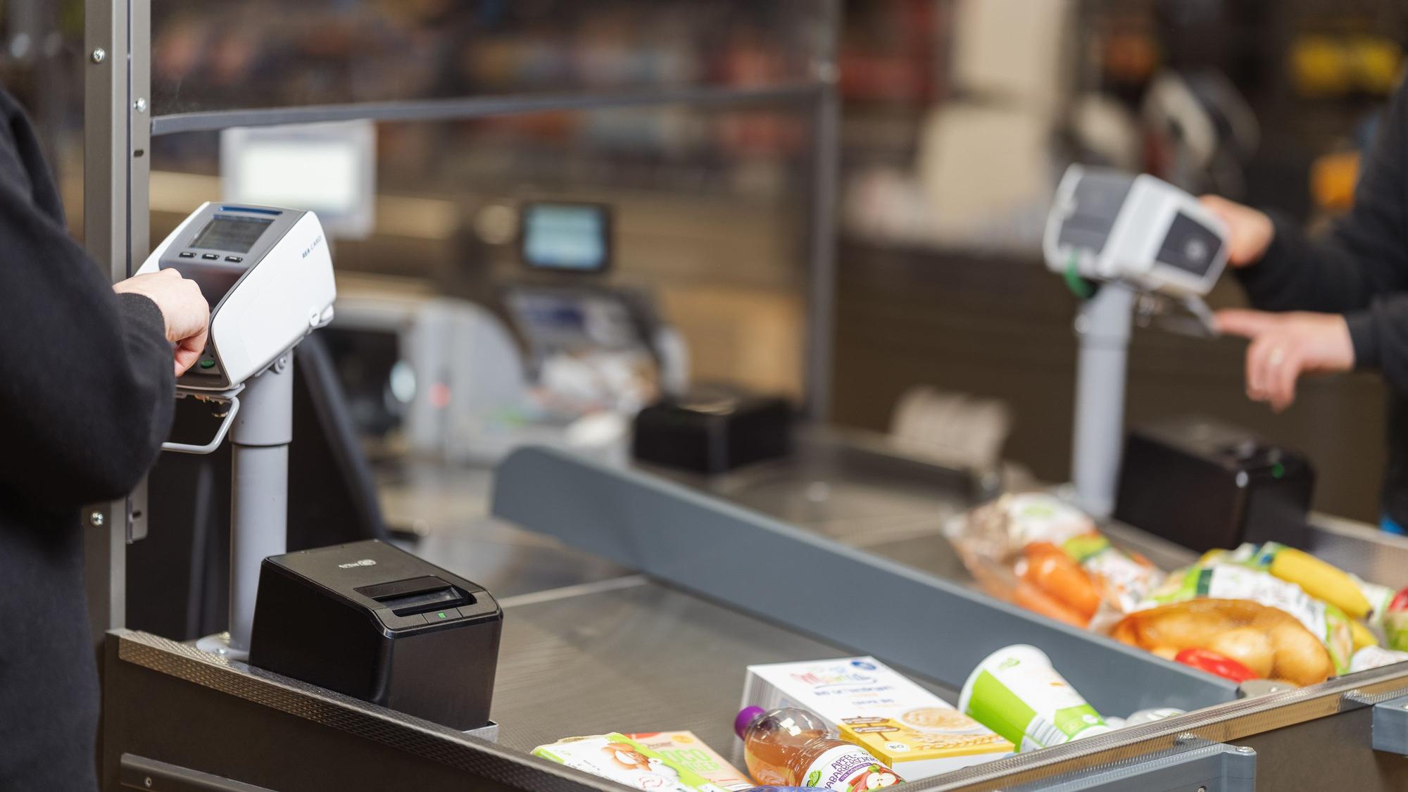 Aldi Süd verändert sein Kassensystem ab dem ersten Quartal 2023. Unter anderem werden sogenannte Doppelkassen eingeführt, an denen zwei Kunden gleichzeitig bezahlen können.