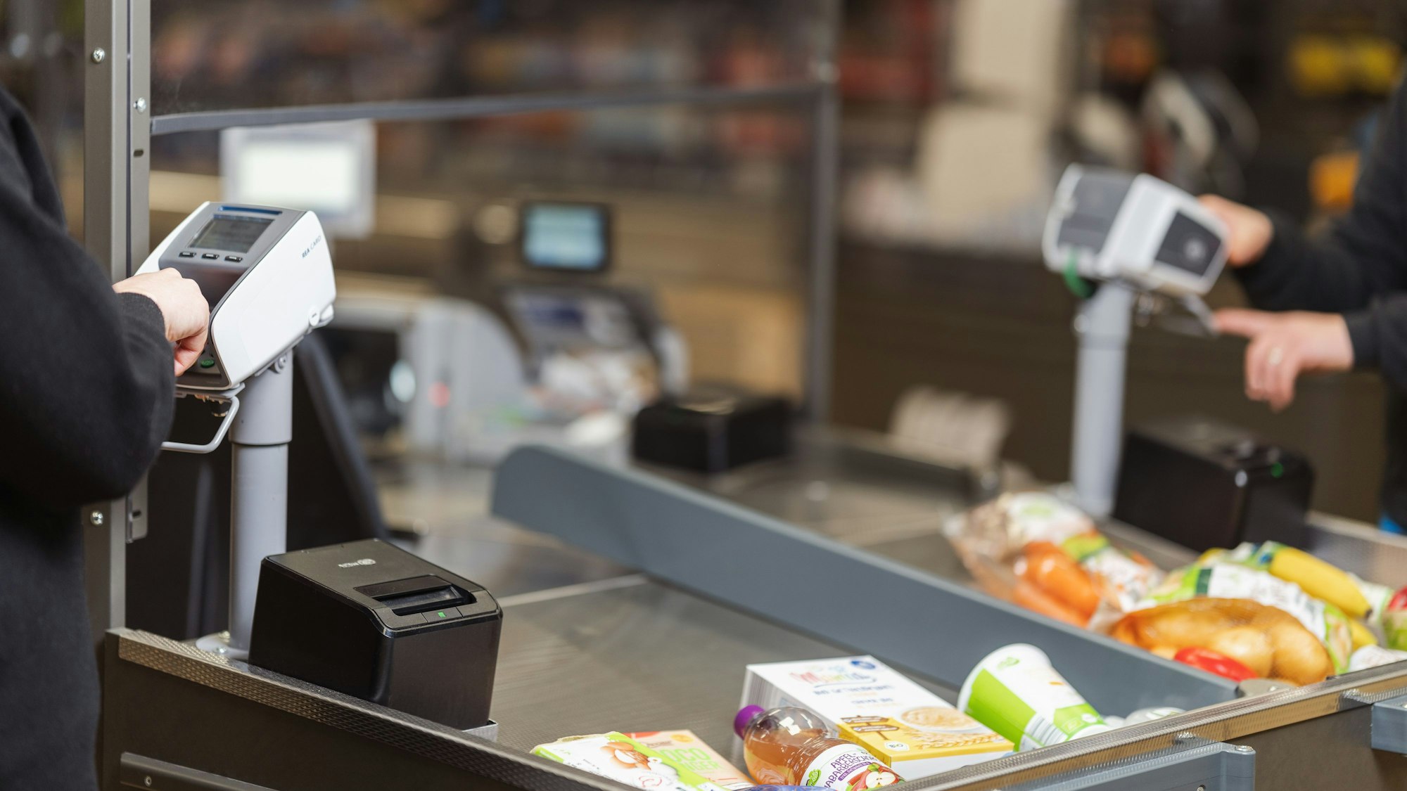 Aldi Süd verändert sein Kassensystem ab dem ersten Quartal 2023. Unter anderem werden sogenannte Doppelkassen eingeführt, an denen zwei Kunden gleichzeitig bezahlen können.