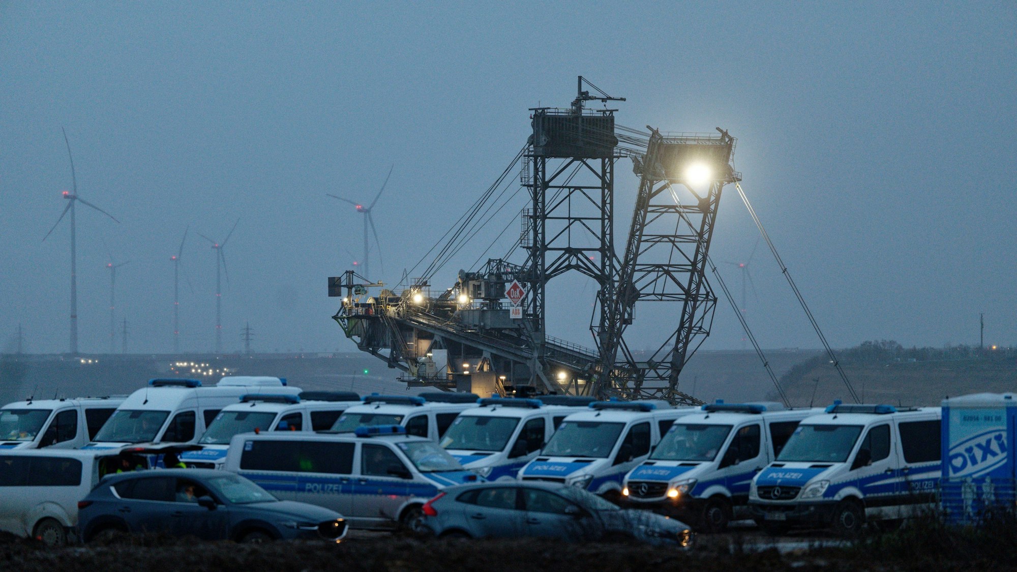 Fahrzeuge der Polizei stehen am Rand des Tagebaus Garzweiler II am Rande von Lützerath.