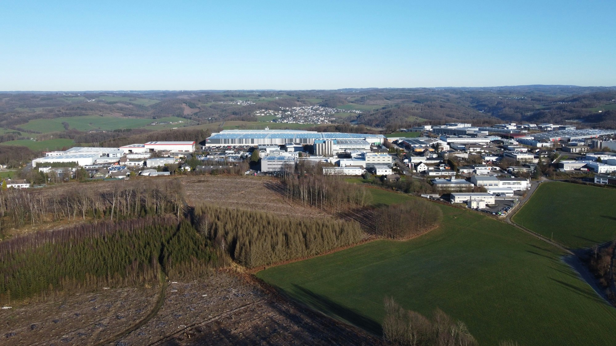 Das Industriegebiet Klause aus der Luft. Im Vordergrund ist die Fläche für die geplante Erweiterung zu sehen.