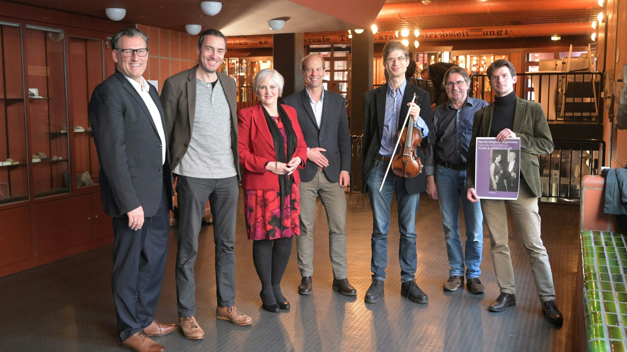 Die Beteiligten des Projekts stehen in einer Reihe.