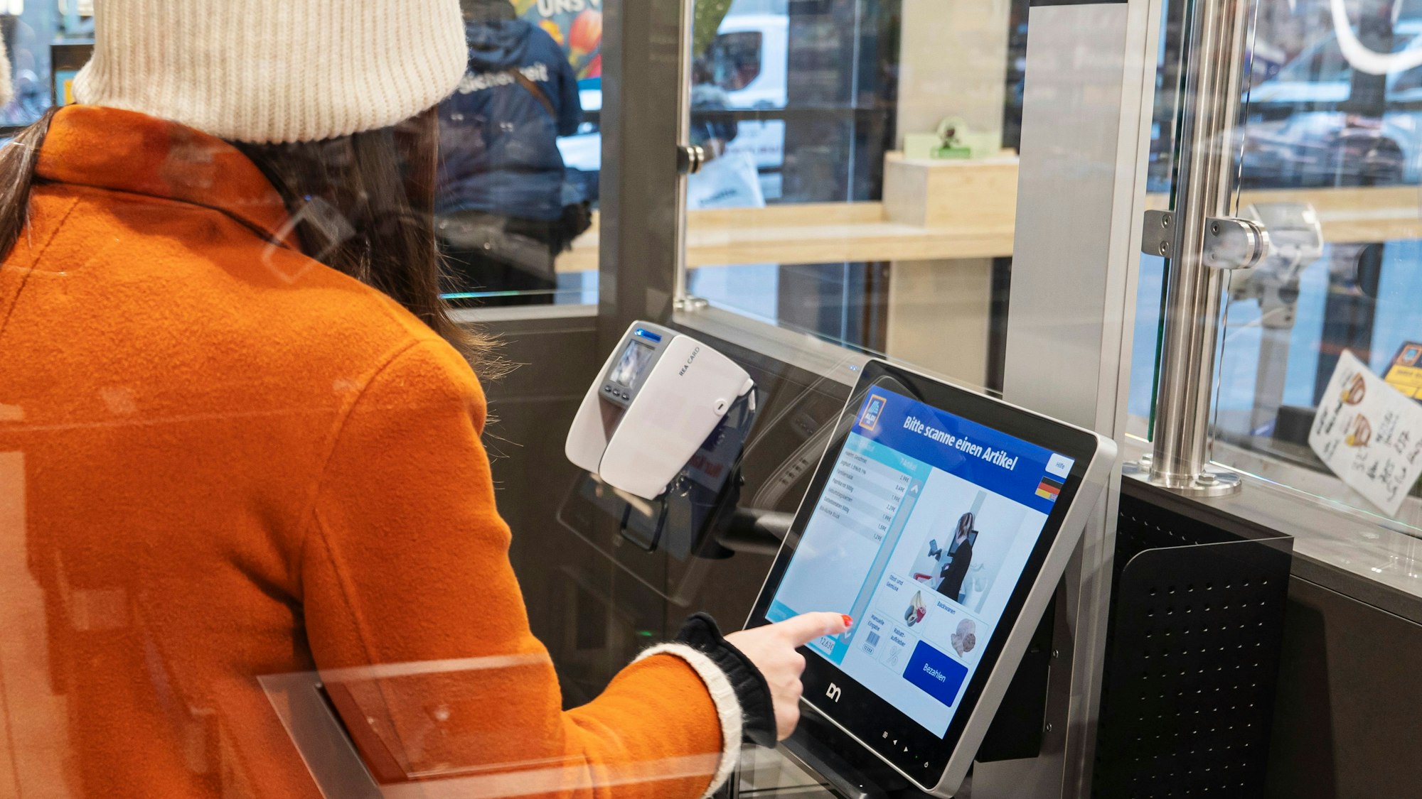 An sogenannten Self-Checkout-Kassen sollen bei Aldi Süd Kunden künftig ihre Ware selbst scannen und bargeldlos bezahlen können.