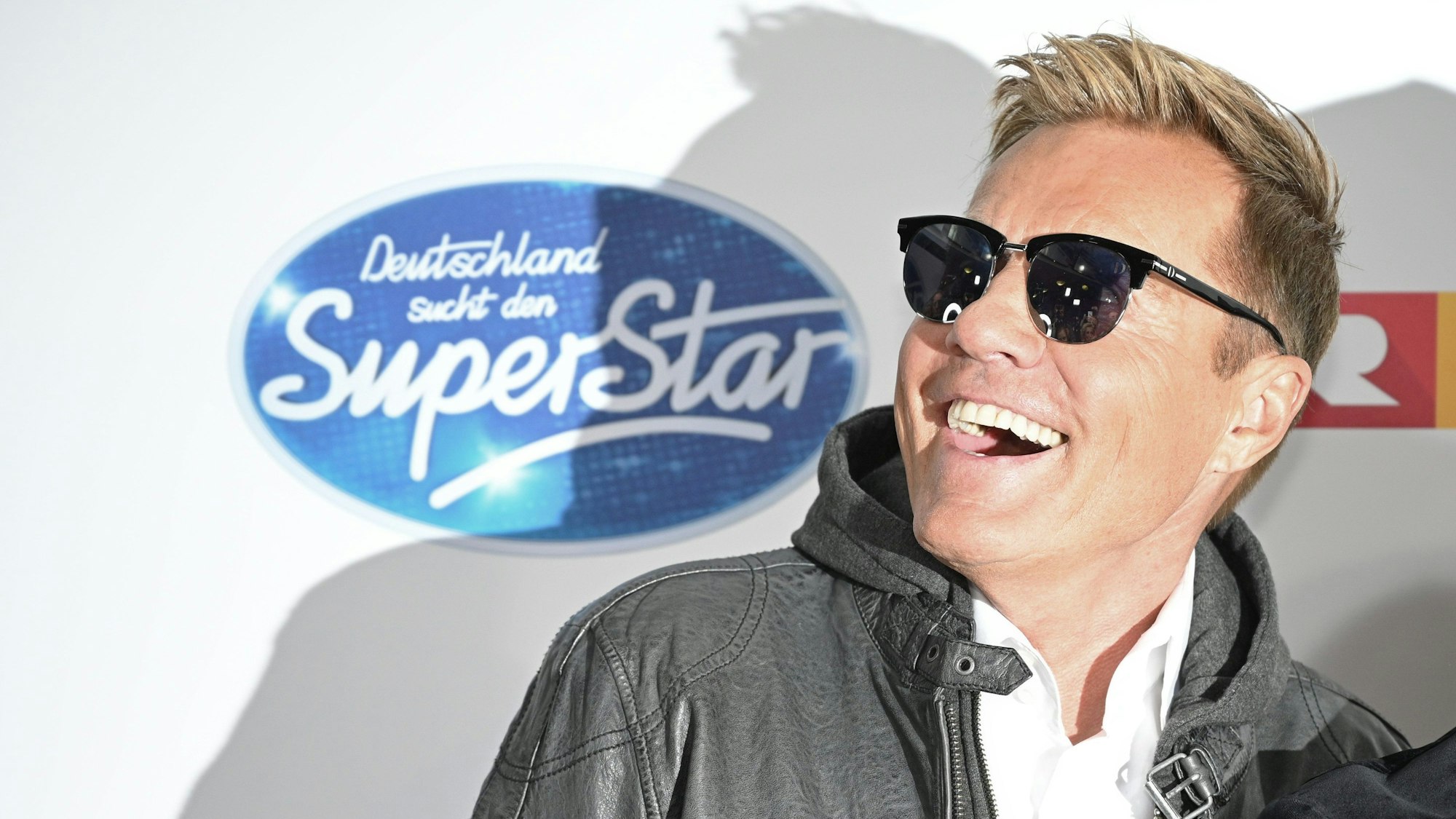 Mit Sonnenbrille sitzt Dieter Bohlen im Studio von DSDS.