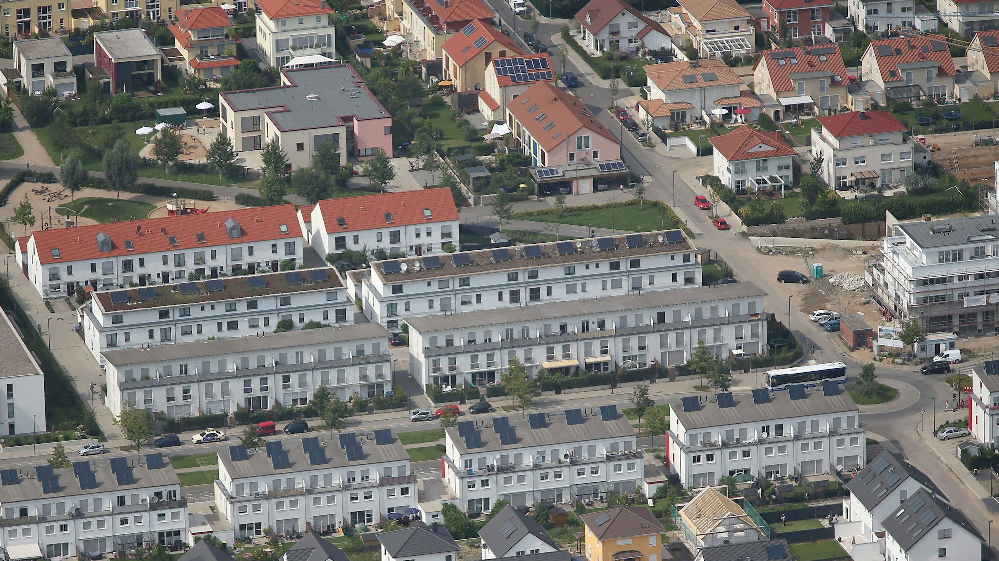 Blick auf Einfamilien- und Reihenhäuser.