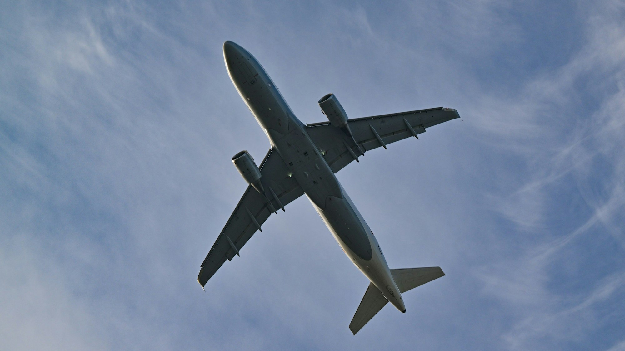Ein Passagierflugzeug ist von der Südbahn am Flughafen Berlin Brandenburg gestartet.