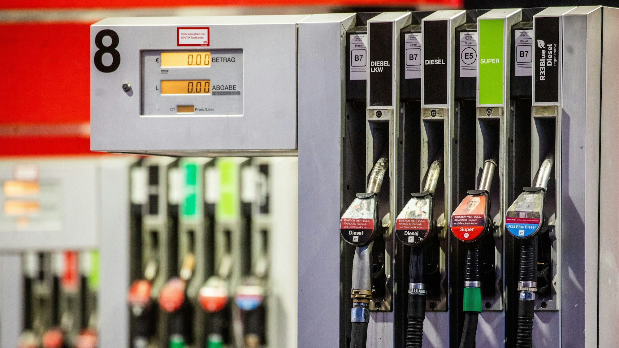 Blick auf mehrere Zapfsäulen einer Tankstelle. (Symbolbild)