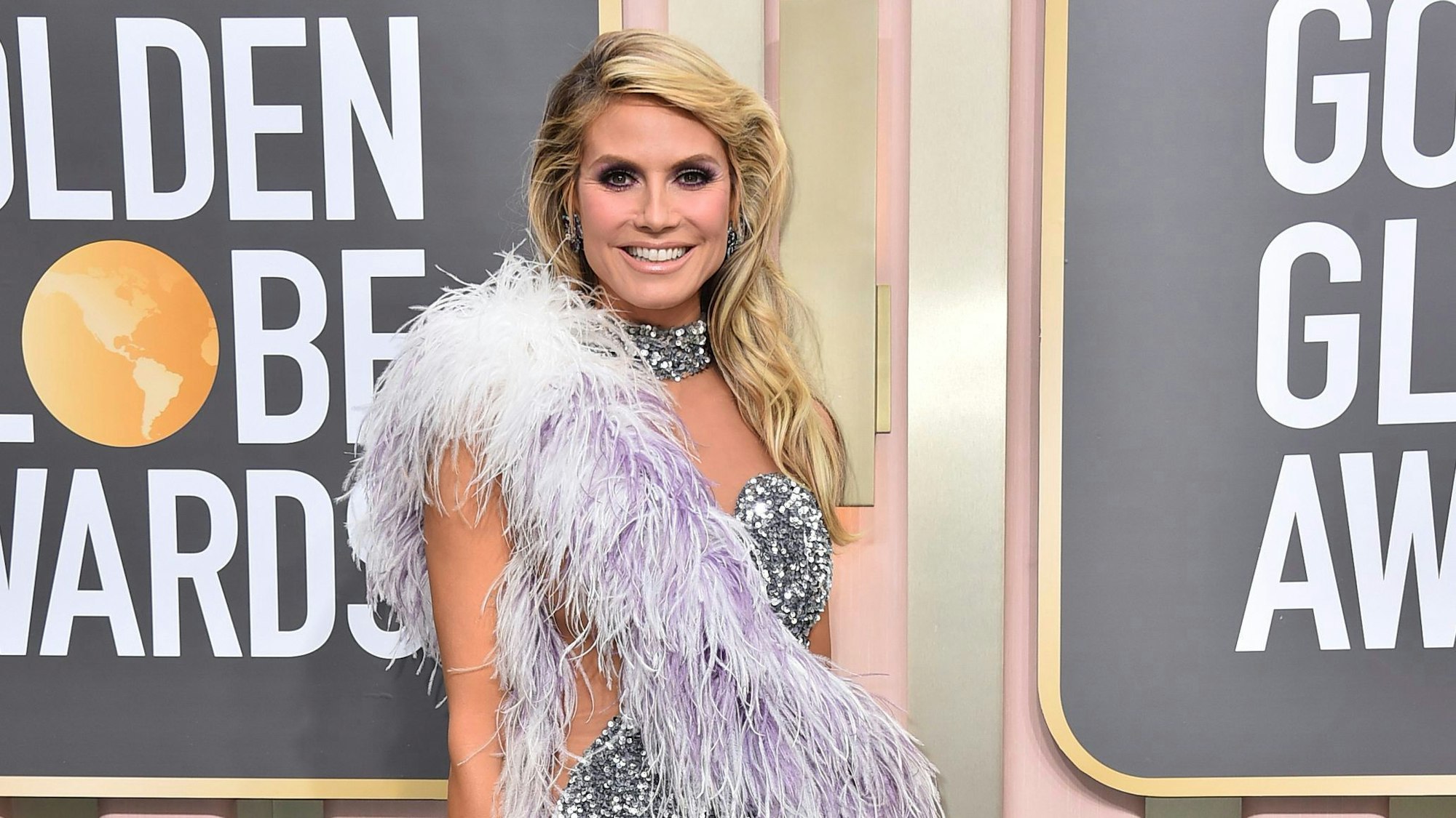 Heidi Klum im silbernen Dress bei den Golden Globes.