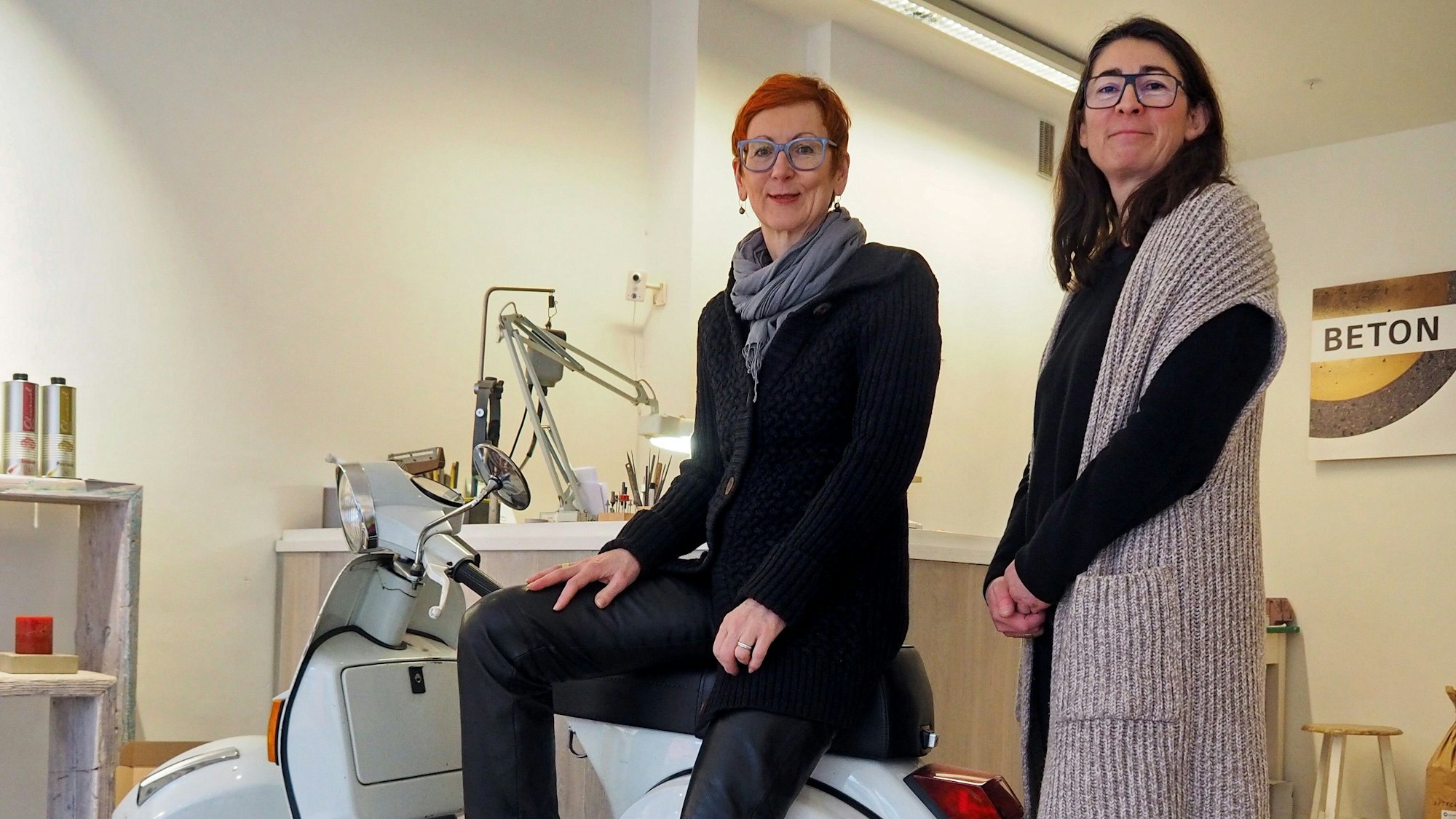 Bauingenieurin Katja Rodrian (rechts) und Schmuckdesignerin Bärbel Wieneke stehen in ihrem Schmuck-Laden in der Kölner Südstadt.