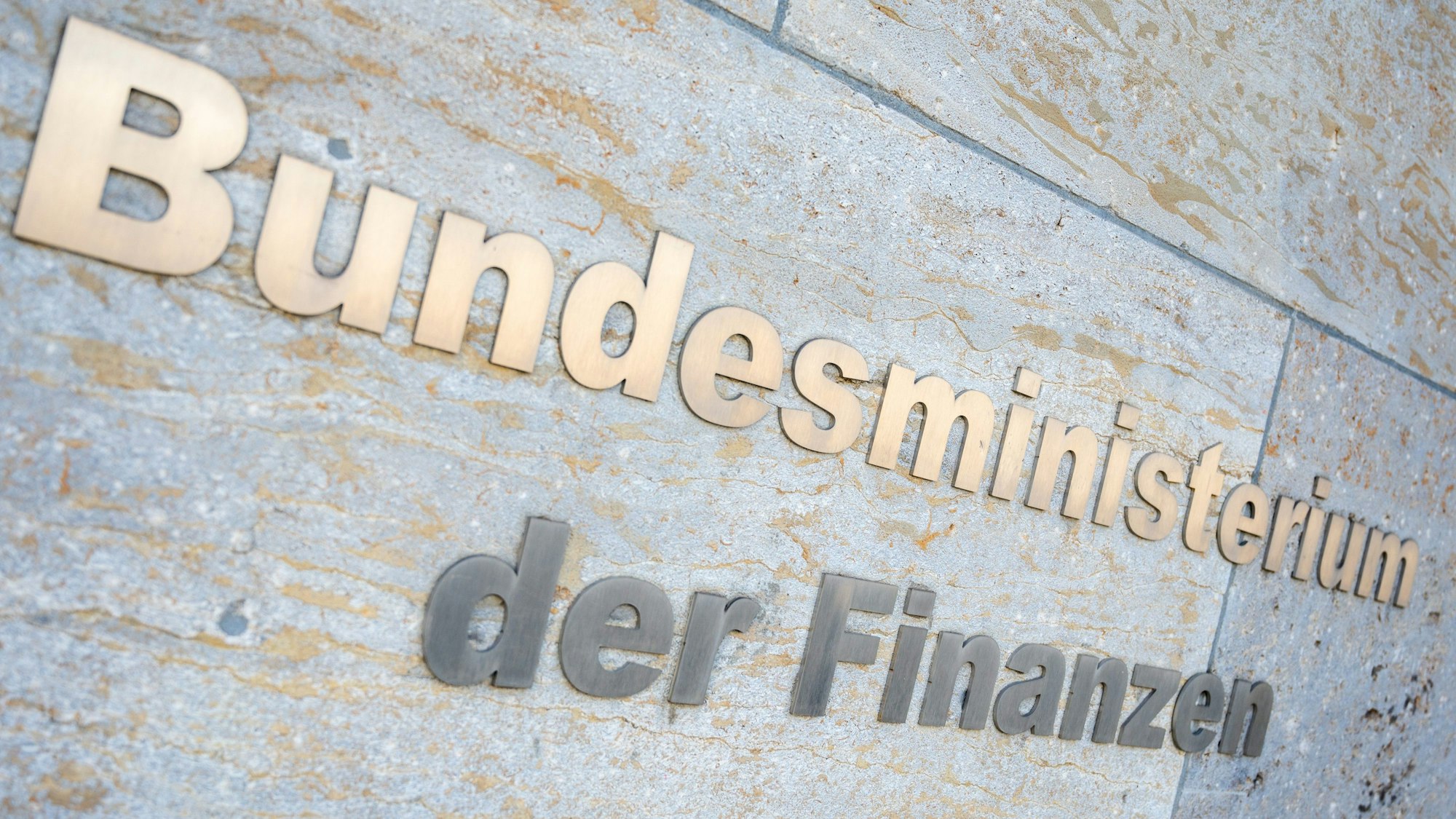 Der Schriftzug „Bundesministerium der Finanzen“ ist außen am Gebäude des Bundesfinanzministerium zu lesen.