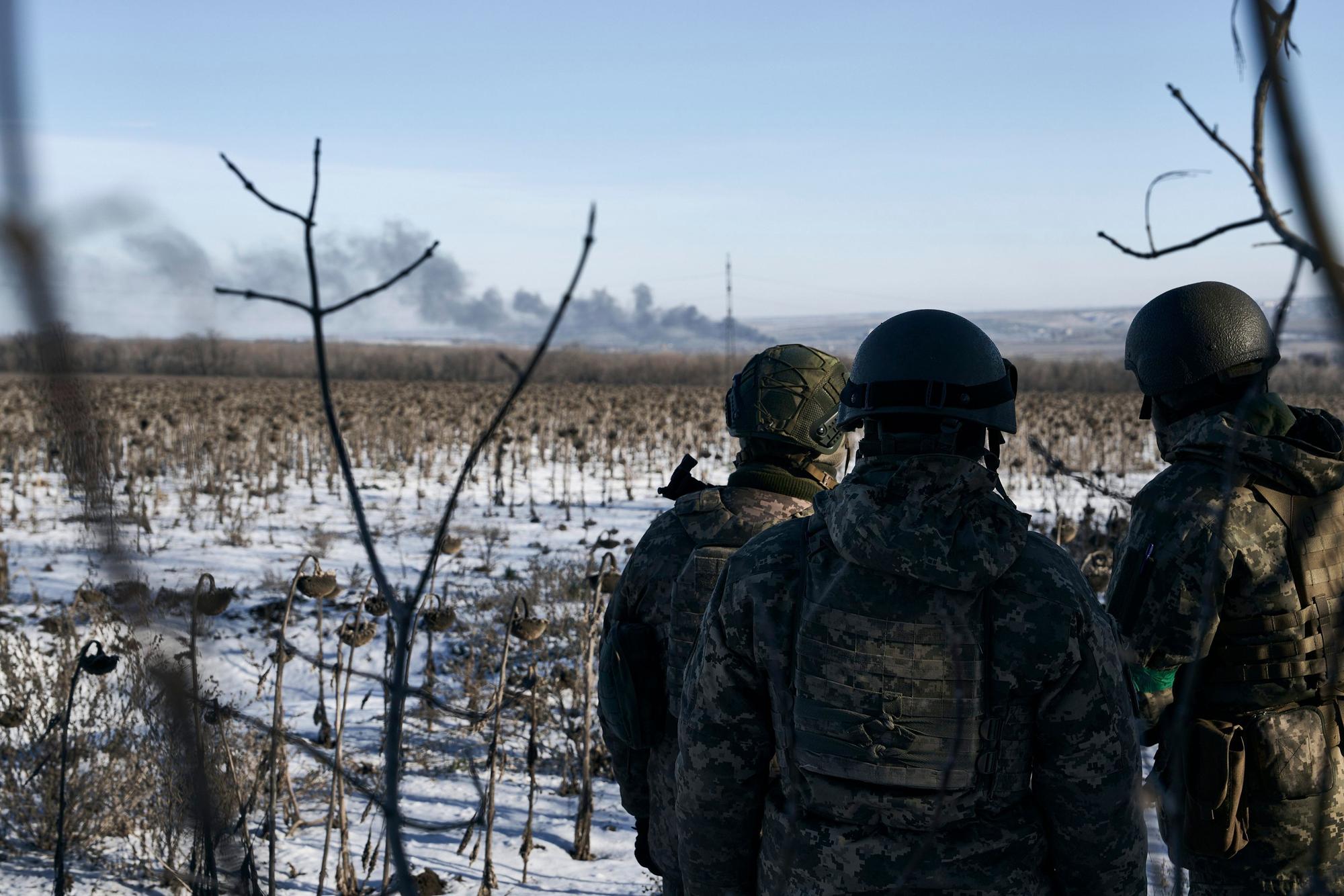 11.01.2023, Ukraine, Soledar: Ukrainische Soldaten auf ihren Stellungen an der Frontlinie. Während der Westen über die Lieferung von Kampfpanzern an die Ukraine debattiert, spitzt sich die Lage an der Front rund um die umkämpfte Kleinstadt Soledar im Osten des Landes weiter zu.