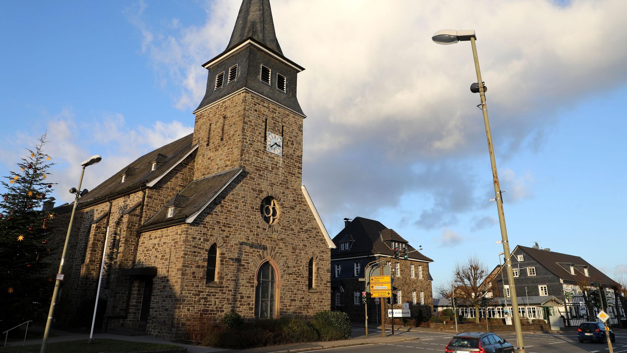 Eine Straßenlaterne neben der katholischen Kirche in Biesfeld.