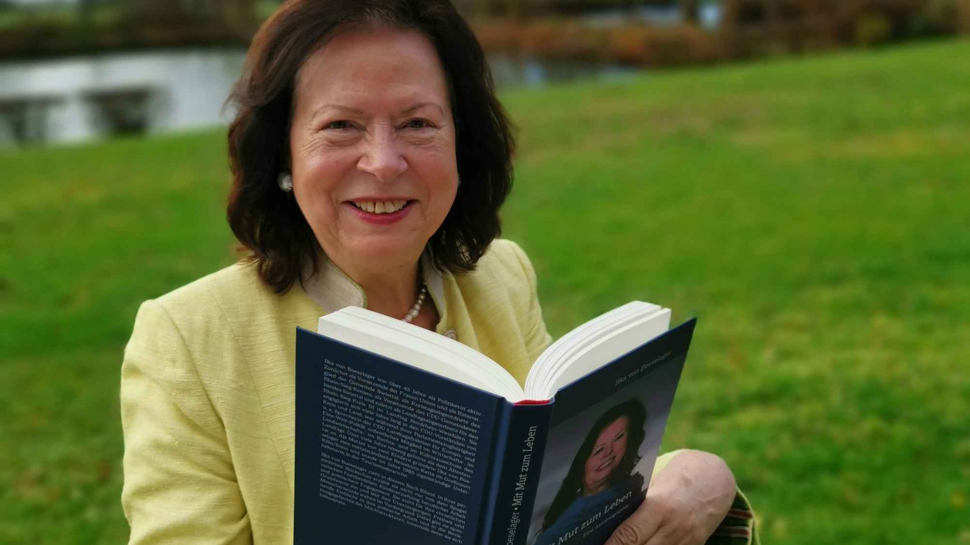 Ilka von Boeselager stellt ihr Buch "Mit Mut zum Leben" vor. Sie steht lachend im Garten ihres Hauses auf Gut Capellen bei Swisttal-Dünstekoven.