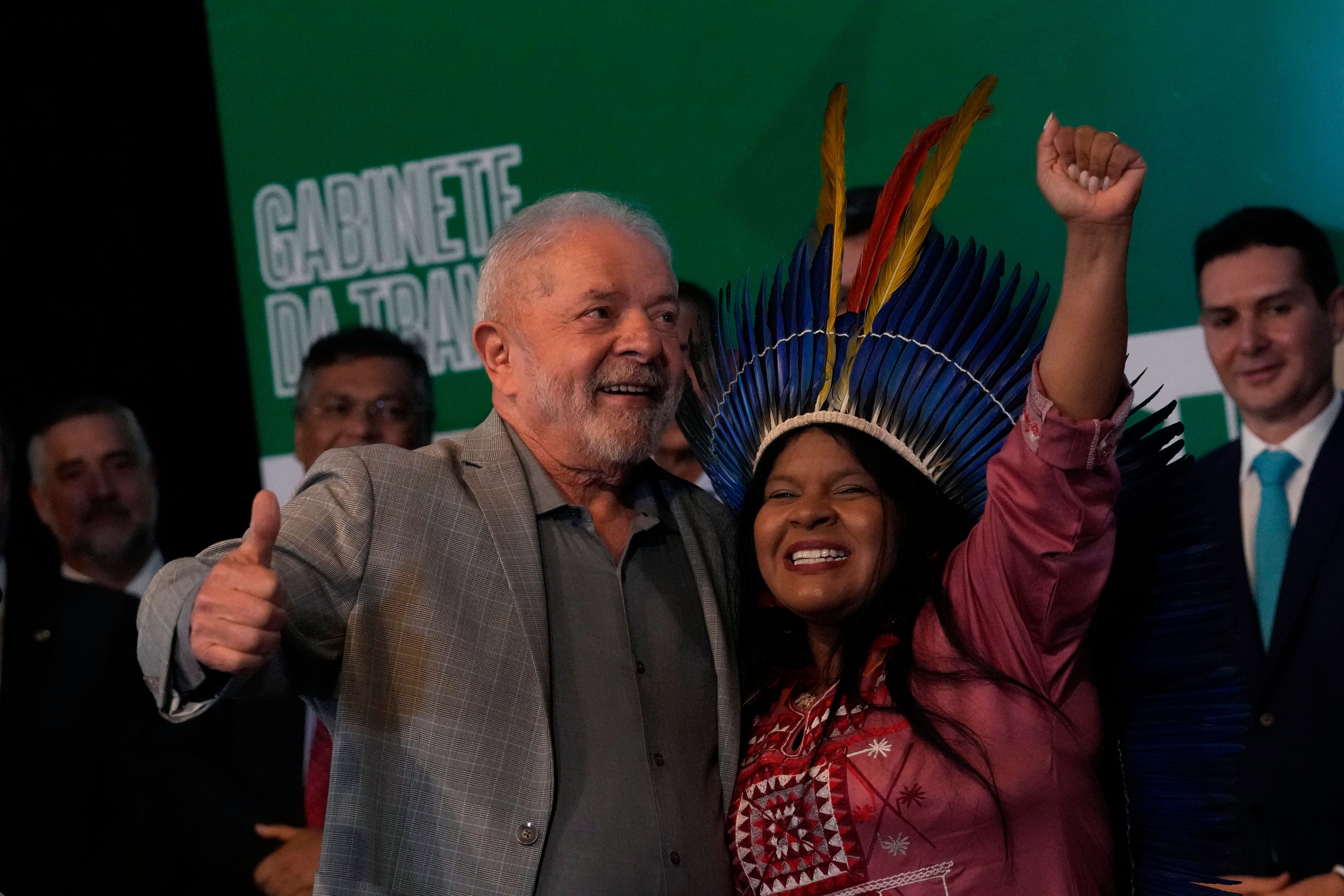 Luiz Inacio Lula da Silva (l) und Sonia Guajajara.