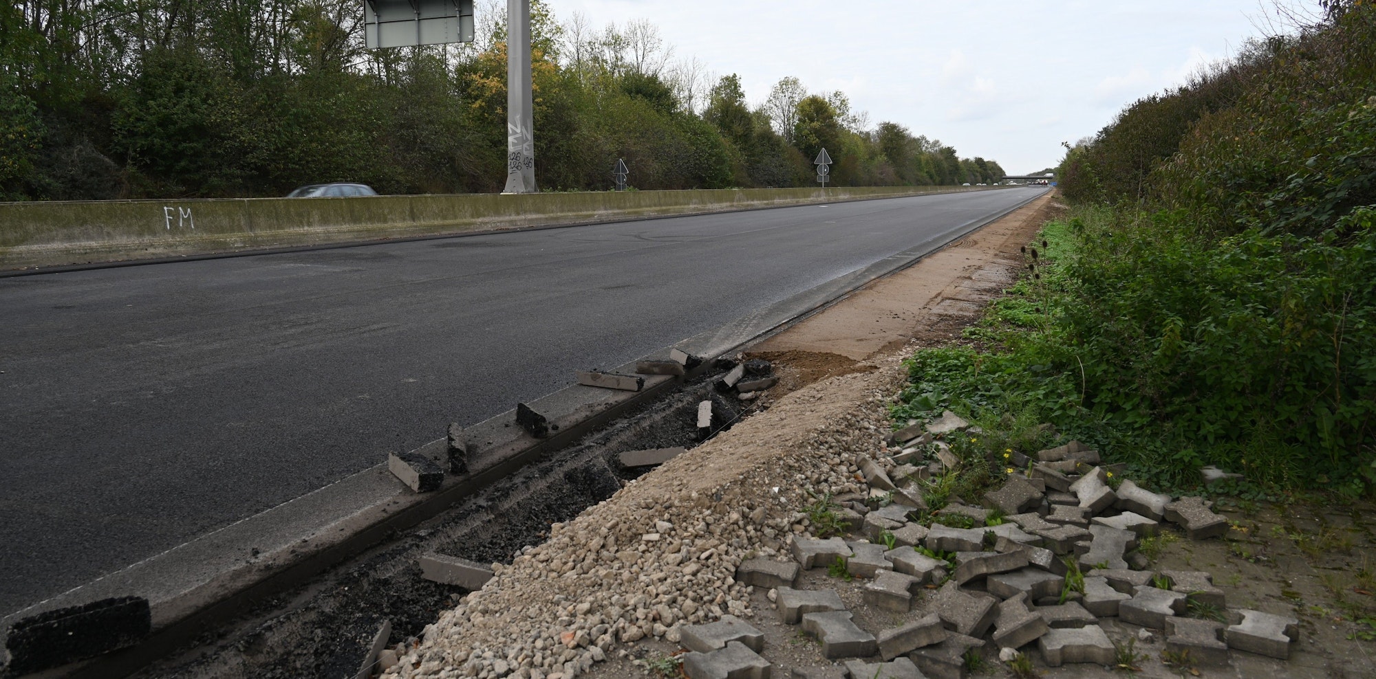 Am Seitenstreifen der A 61 klafft ein Loch.