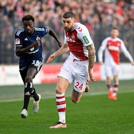 07.01.2023, Koeln, Deutschland, Franz-Kremer-Stadion, 1. FC Koeln vs. Hamburger SV - Testspiel, Bakery Jatta Hamburger SV und Julian Jeff Chabot 1. FC Koeln im Zweikampf Foto Ralf Treese Koeln Franz-Kremer-Stadion Nordrhein-Westfalen Deutschland