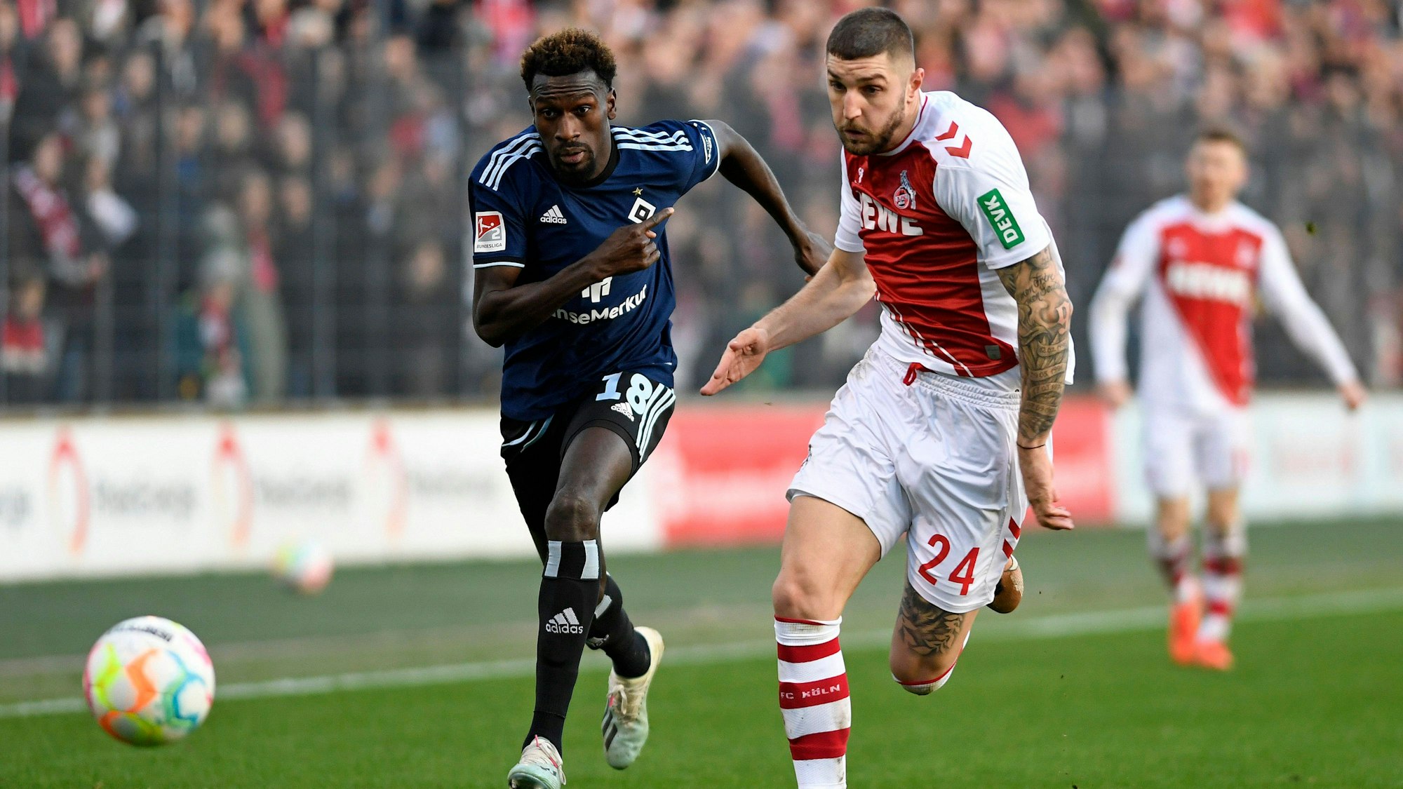 07.01.2023, Koeln, Deutschland, Franz-Kremer-Stadion, 1. FC Koeln vs. Hamburger SV - Testspiel, Bakery Jatta Hamburger SV und Julian Jeff Chabot 1. FC Koeln im Zweikampf Foto Ralf Treese Koeln Franz-Kremer-Stadion Nordrhein-Westfalen Deutschland