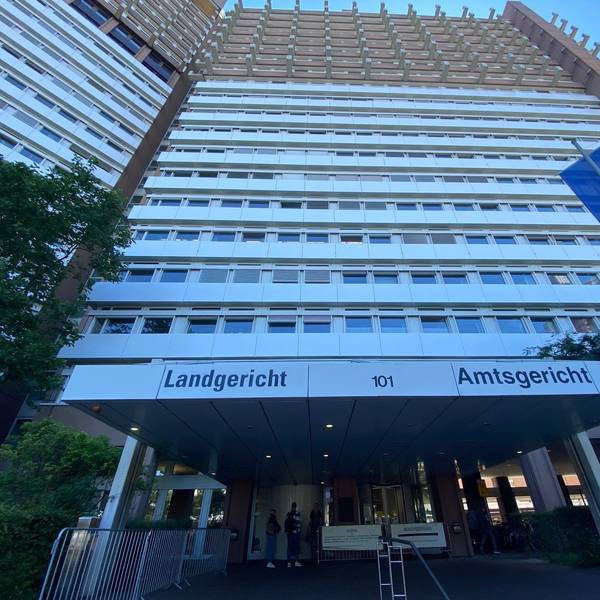 Zu sehen ist der Eingang des Landgerichts in Köln.