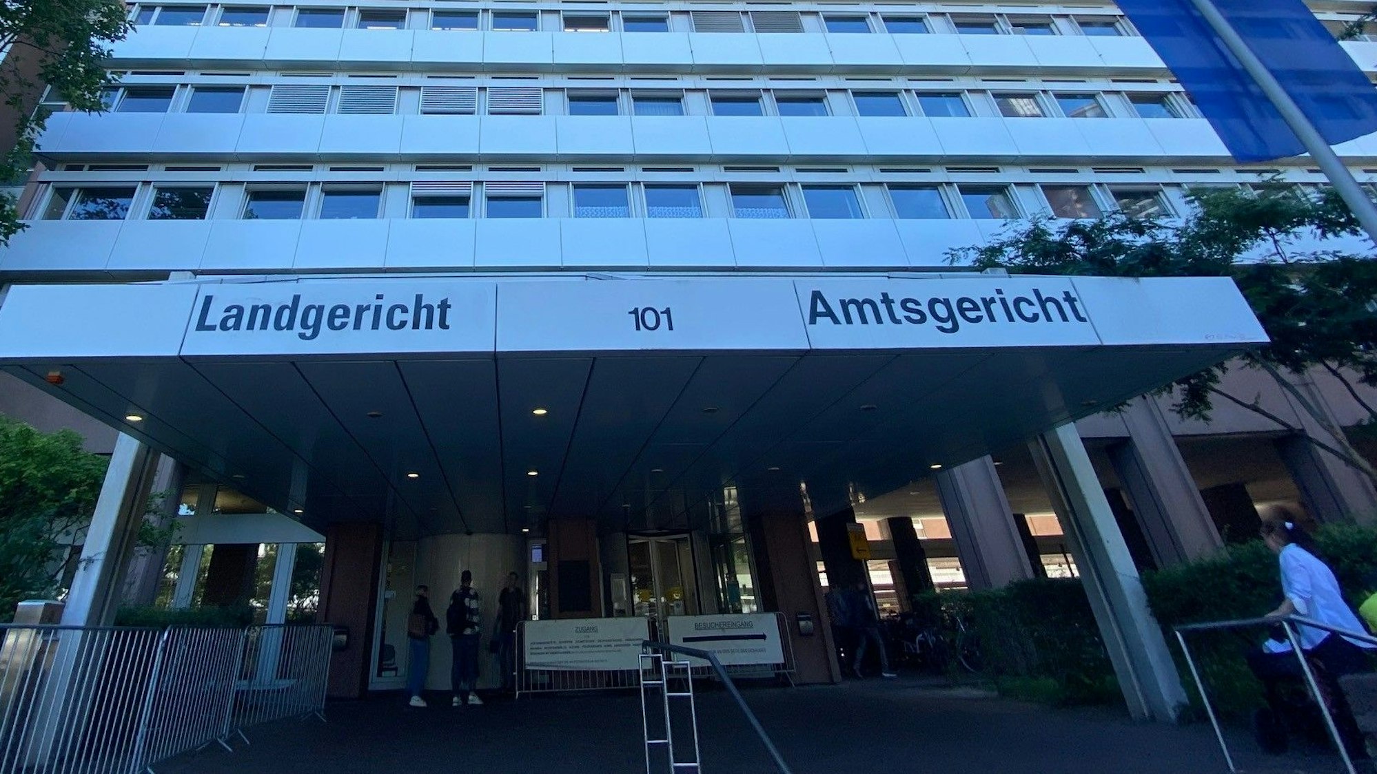 Zu sehen ist der Eingang des Landgerichts in Köln.