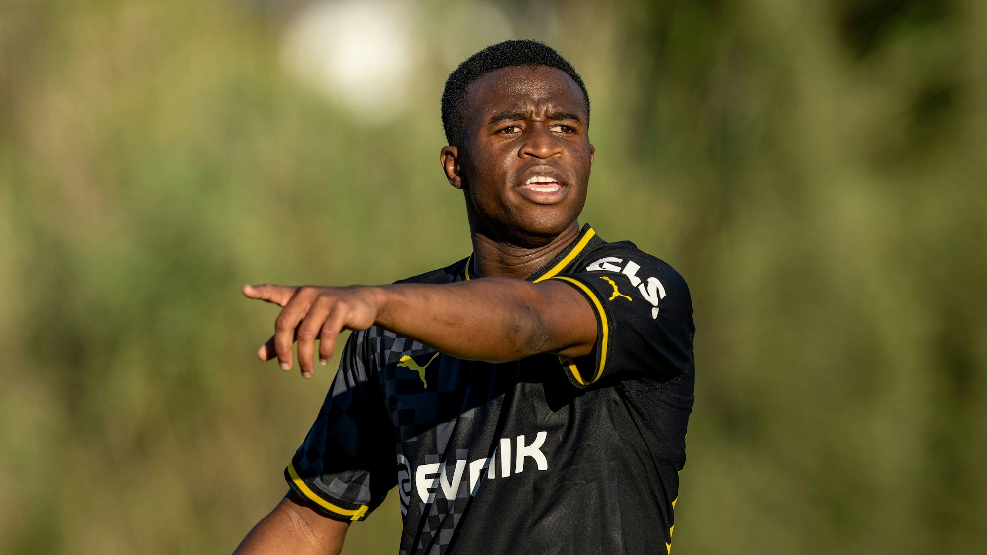 Dortmunds Youssoufa Moukoko gibt Anweisungen.