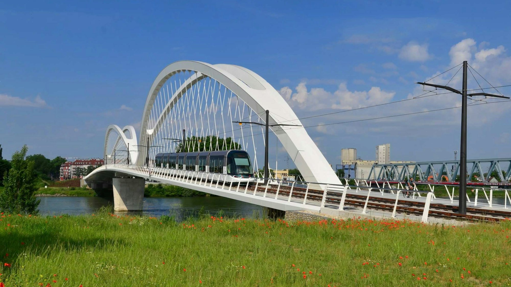 Wie diese Brücke zwischen Kehl und Straßburg könnte die Stadtbahnbrücke aussehen, die zwischen den Kölner Stadtteilen Godorf und Porz-Langel über den Rhein führen soll.