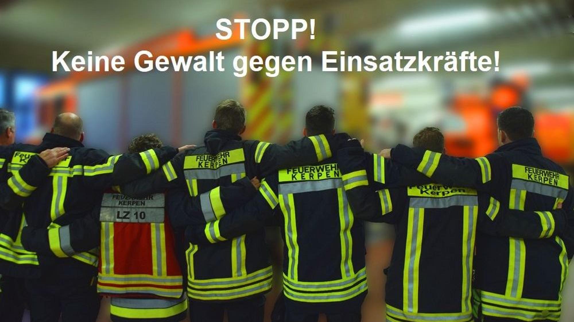 Das Bild zeigt Einsatzkräfte der Feuerwehr Kerpen.