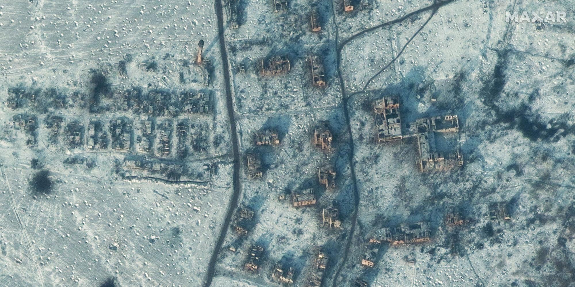 Die am 11.Januar herausgegebene Aufnahme zeigt eine Schule und weitere Gebäude nach ihrer Zerstörung durch russischen Beschuss.