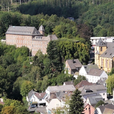 Das Schloss in Schleiden in der Eifel (links).