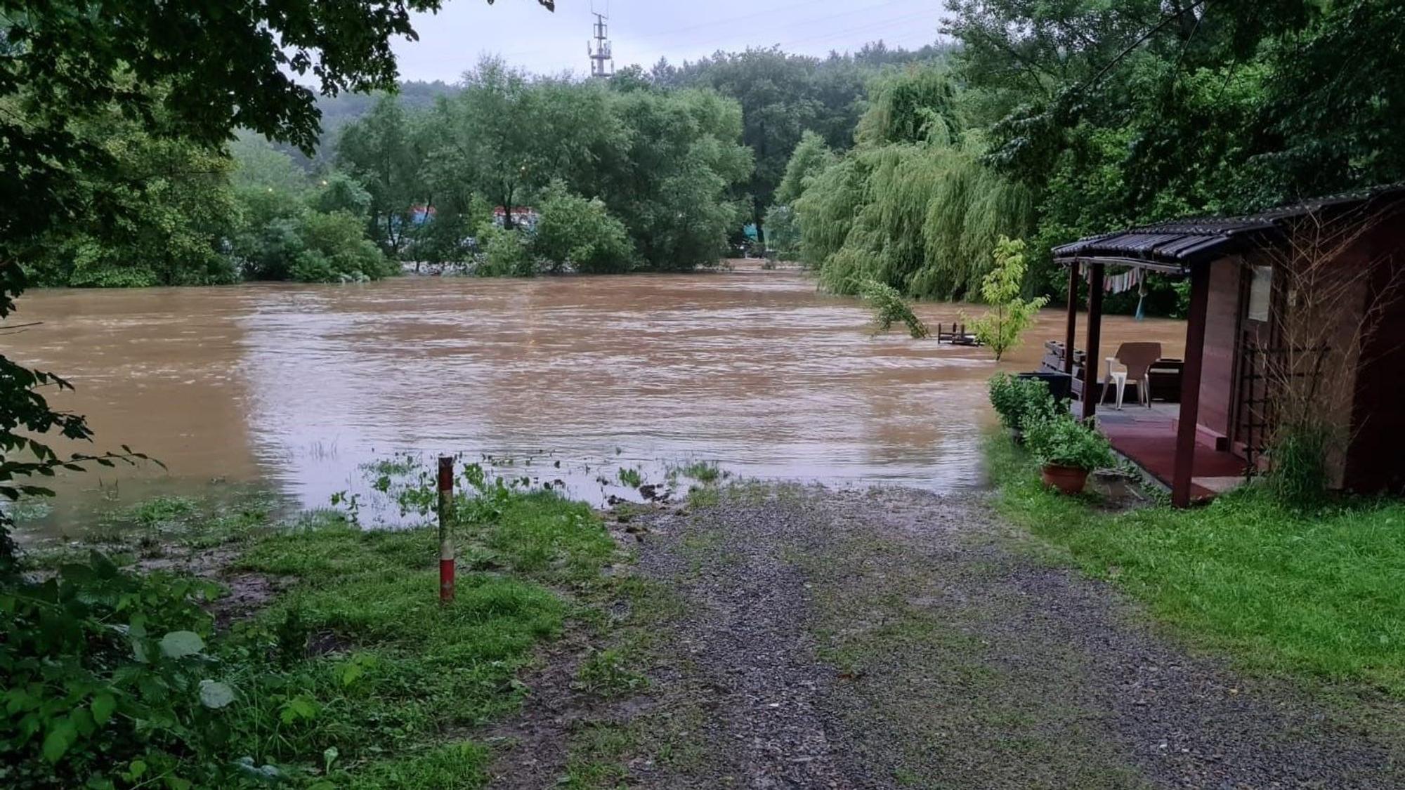 Der Fluss Sülz ist über die Ufer getreten und das den Campingplatz Meigermühle überflutet am 14. Juli 2021.
