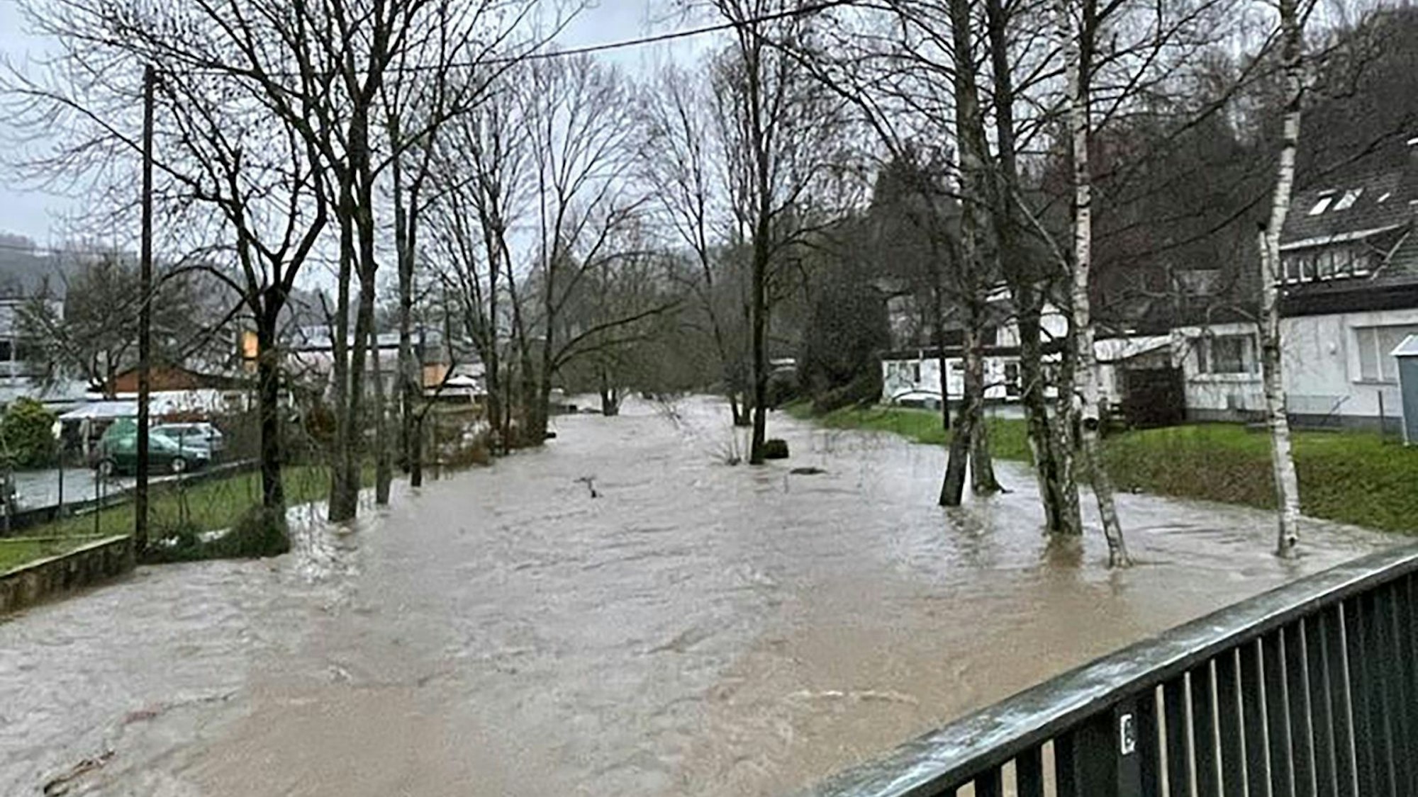 Eine Straße in Gummersbach ist überflutet.
