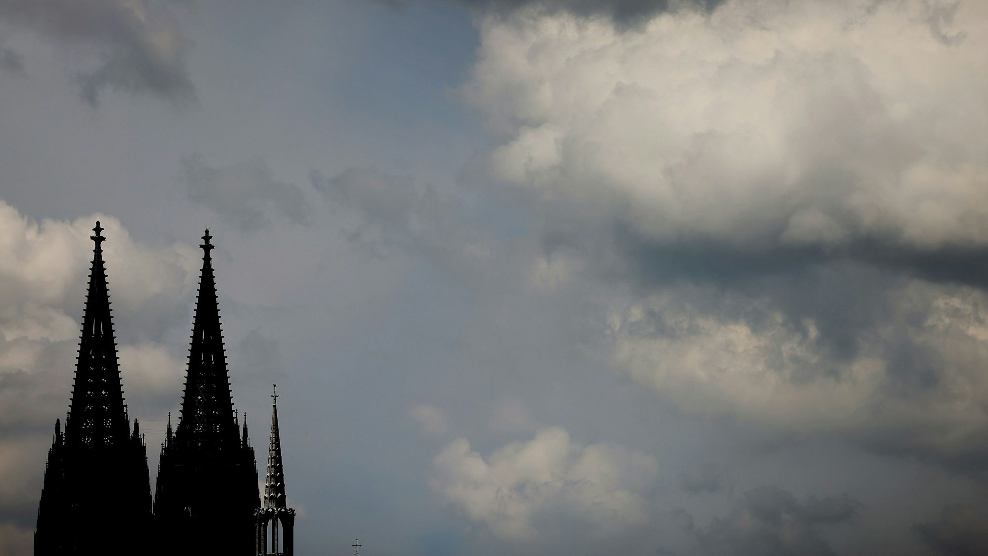 Kölner Dom vor dunklen Wolken.