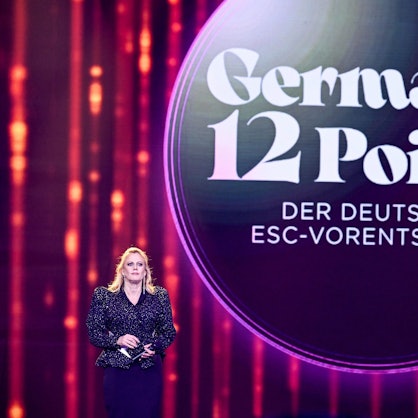 ARCHIV - 04.03.2022, Berlin: Moderatorin Barbara Schöneberger steht bei der Show «Germany 12 Points - der deutsche ESC-Vorentscheid» auf der Bühne. Am 3. März 2023 steht fest, wer im Mai für Deutschland beim Eurovision Song Contest (ESC) in Liverpool antritt.