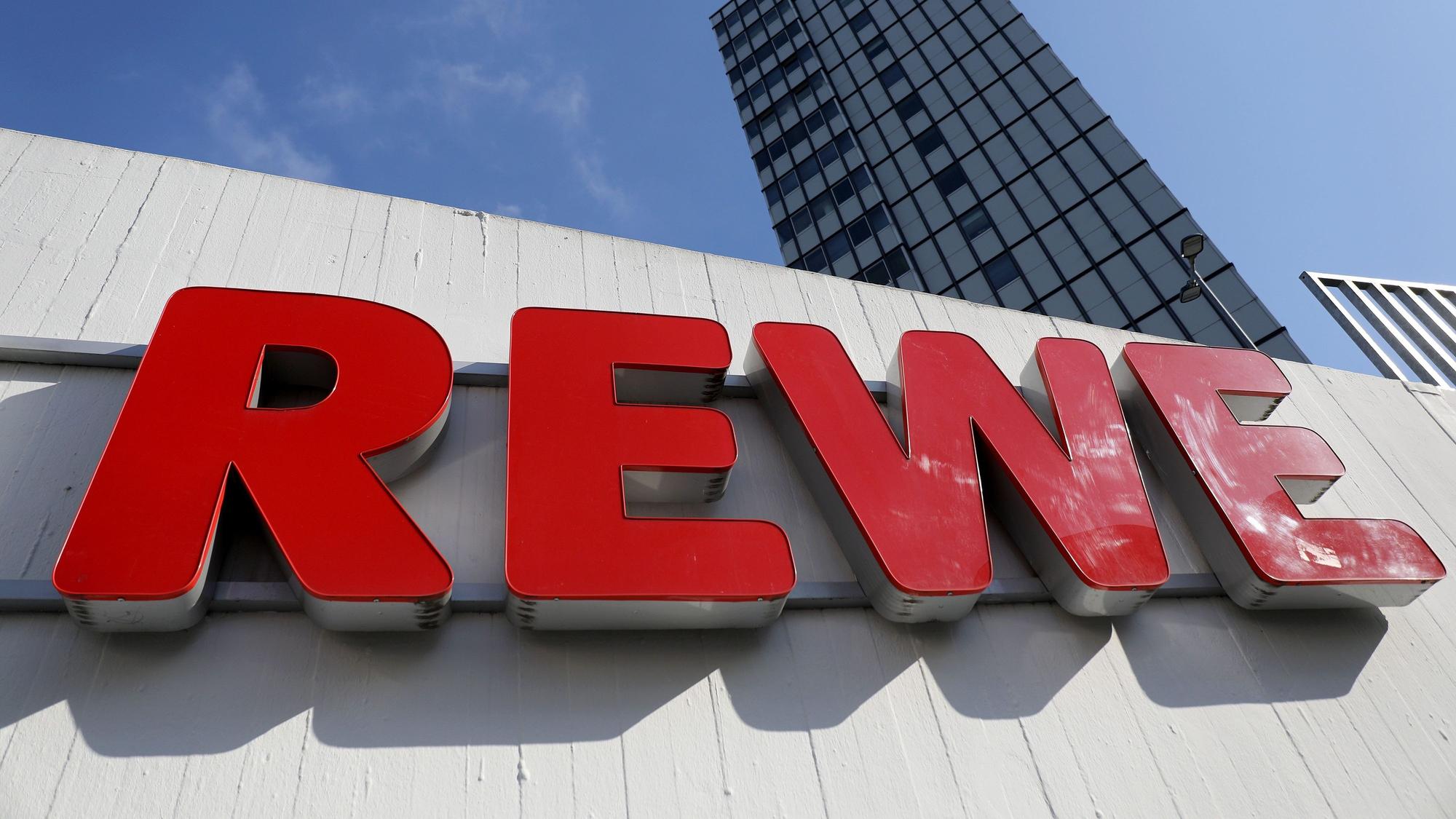 Ein Rewe-Schriftzug über einer Kölner Supermarktfiliale.