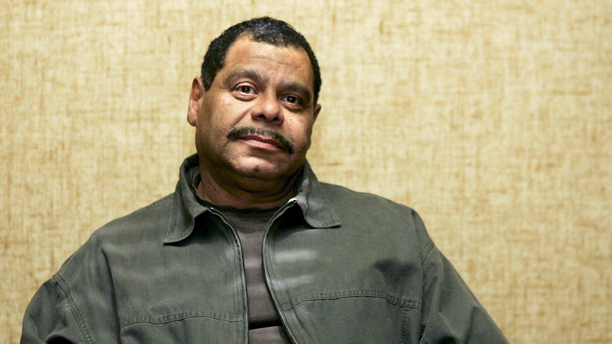 Der Schauspieler Günther Kaufmann wartet im Landgericht in München auf den Prozessbeginn (Archivfoto vom 27.03.2006).