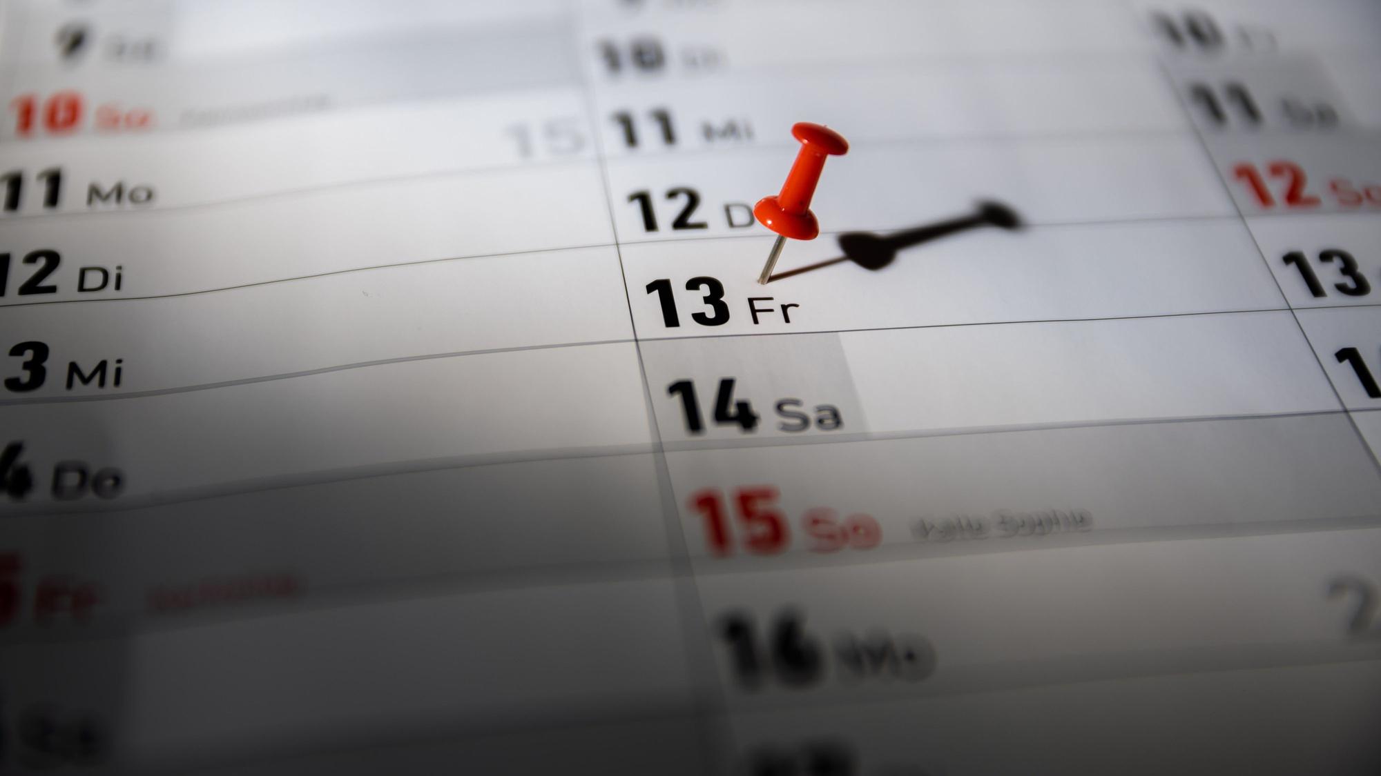 Ein Kalender zeigt Freitag, den 13.
