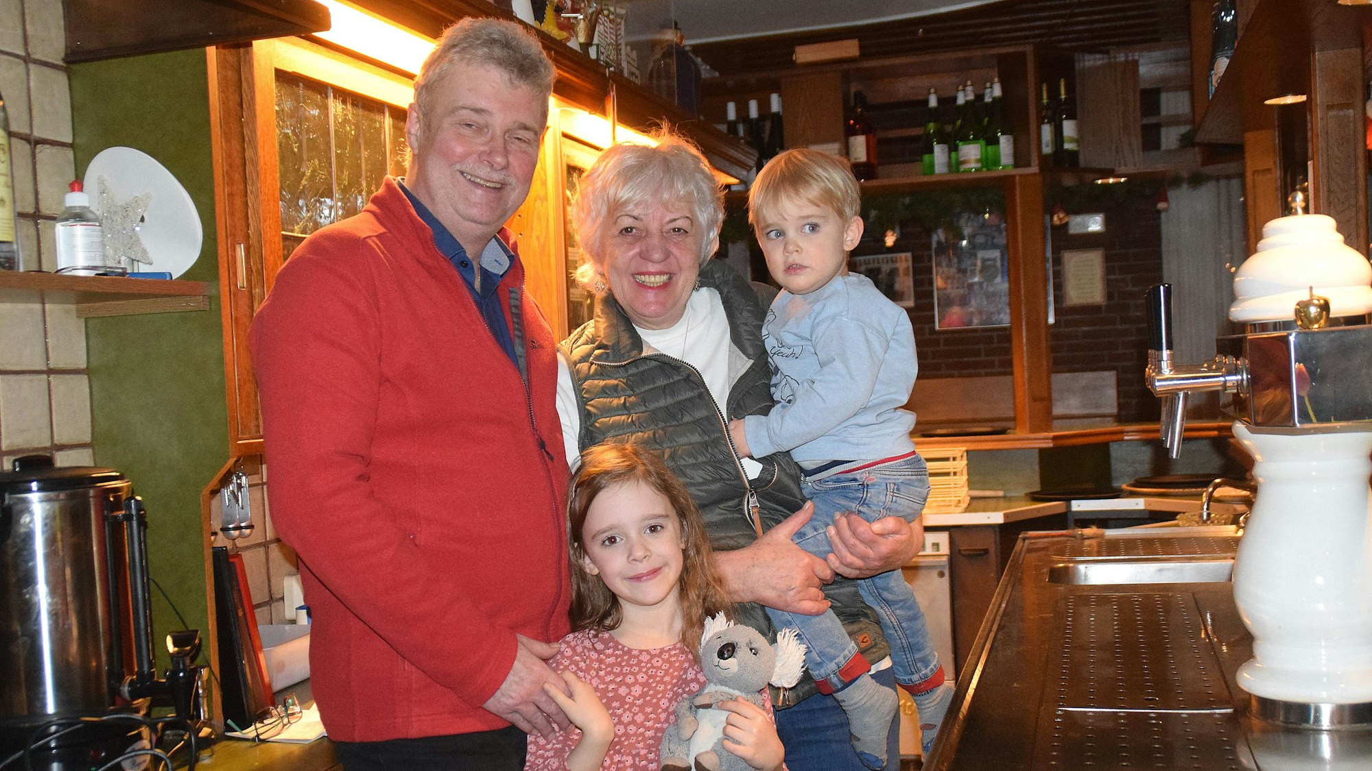 11. Januar 2023 Bornheim-Roisdorf: Karin und Hans Hamacher (mit ihren Enkeln Emma und Matheo) schließen ihr Landgasthaus "Zur gemütlichen Ecke" Ende Januar. Foto: Frank Engel-Strebel