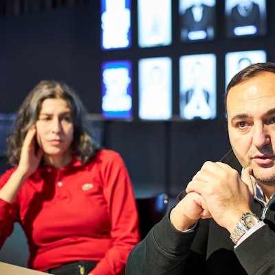 Die Dramaturgin Stawrula Panagiotaki und der Regisseur Nuran David Calis sitzen bei einem Interview im Foyer des Schauspiel Köln