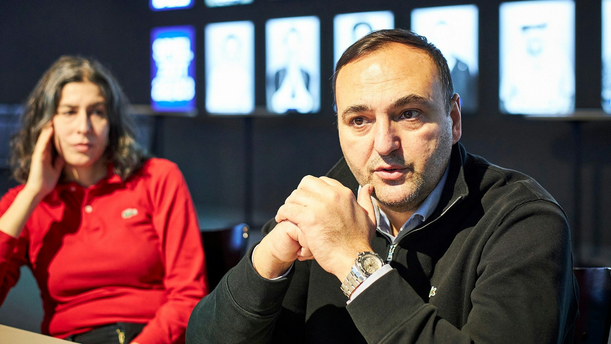 Die Dramaturgin Stawrula Panagiotaki und der Regisseur Nuran David Calis sitzen bei einem Interview im Foyer des Schauspiel Köln