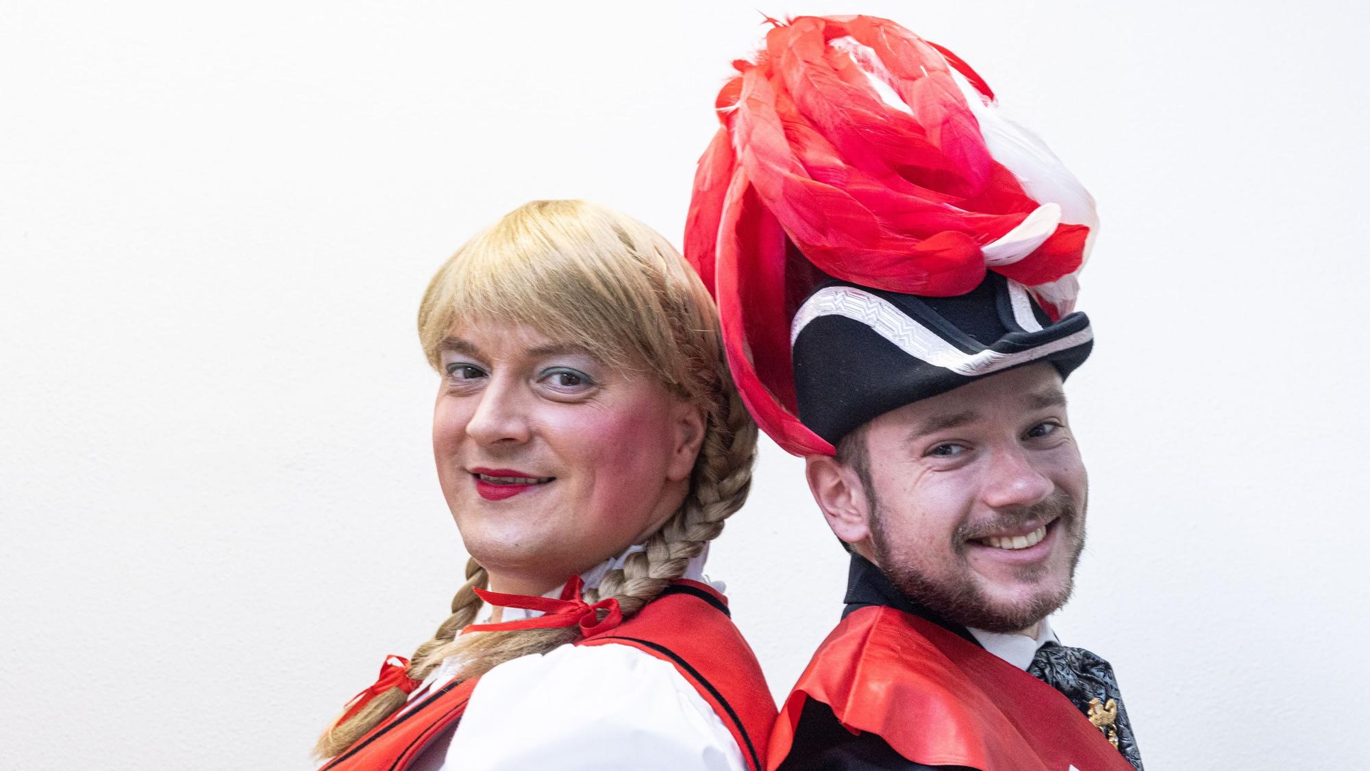 Marie ist Stefan Friedrich als „die Trumm vun d´r Strung“. An ihrer Seite tanzt ihr Offizier Timo Schönhals
