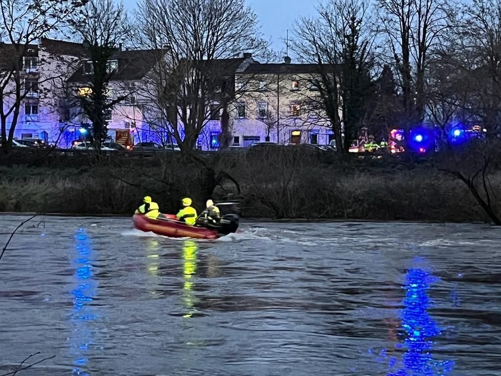 Ein Boot der Feuerwehr sucht nach einer vermissten Person.