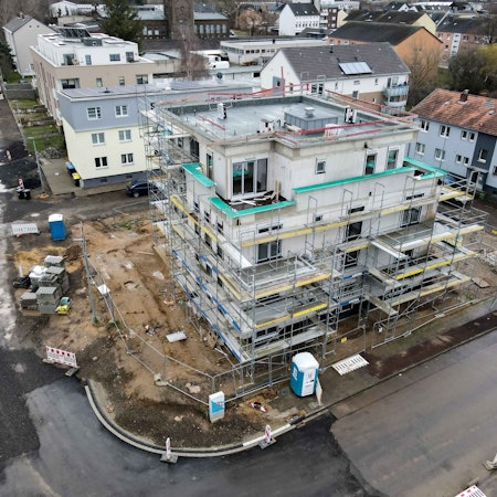 Ein neues Mehrfamilienhaus wird gebaut.