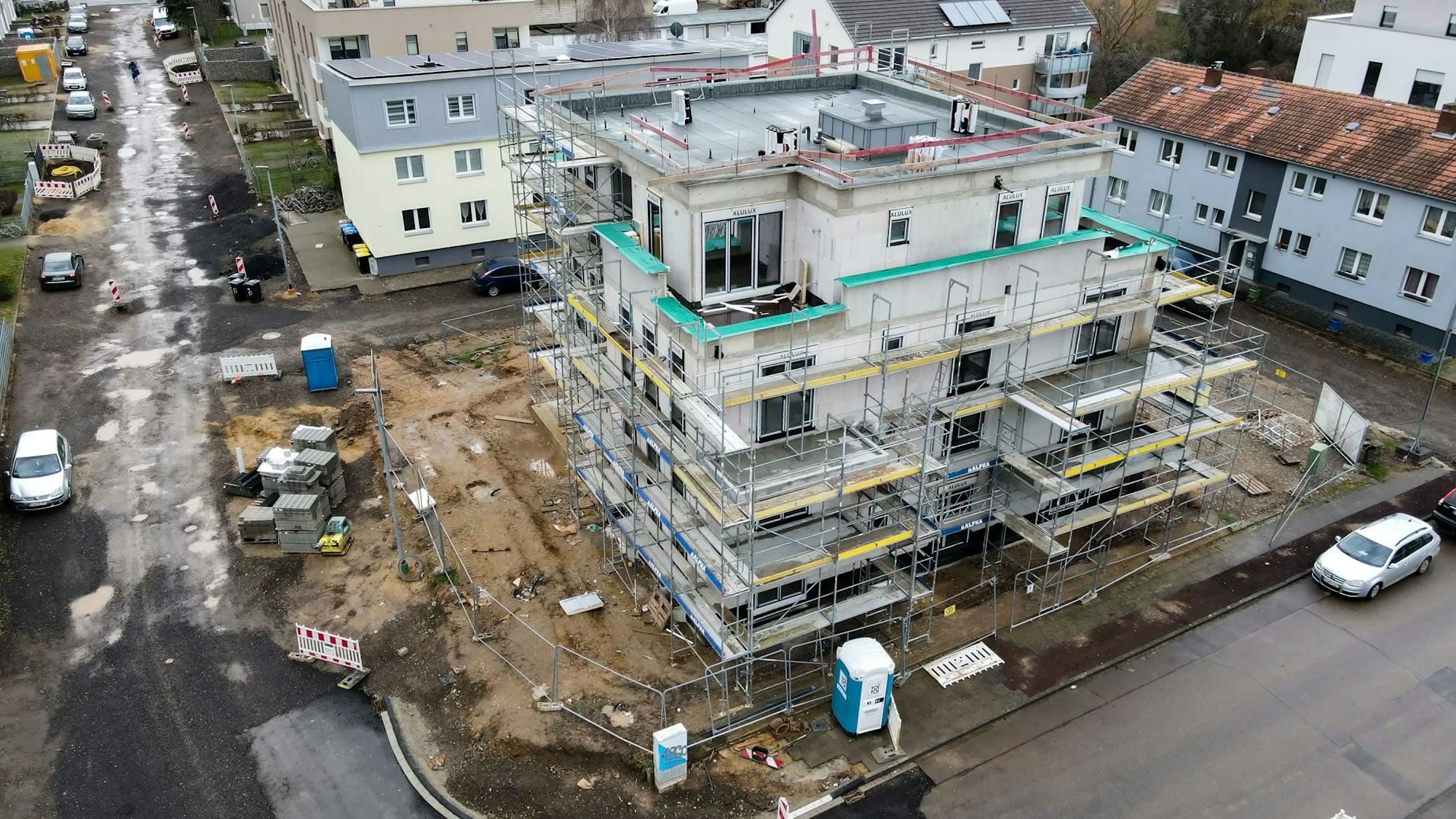 Ein neues Mehrfamilienhaus wird gebaut.