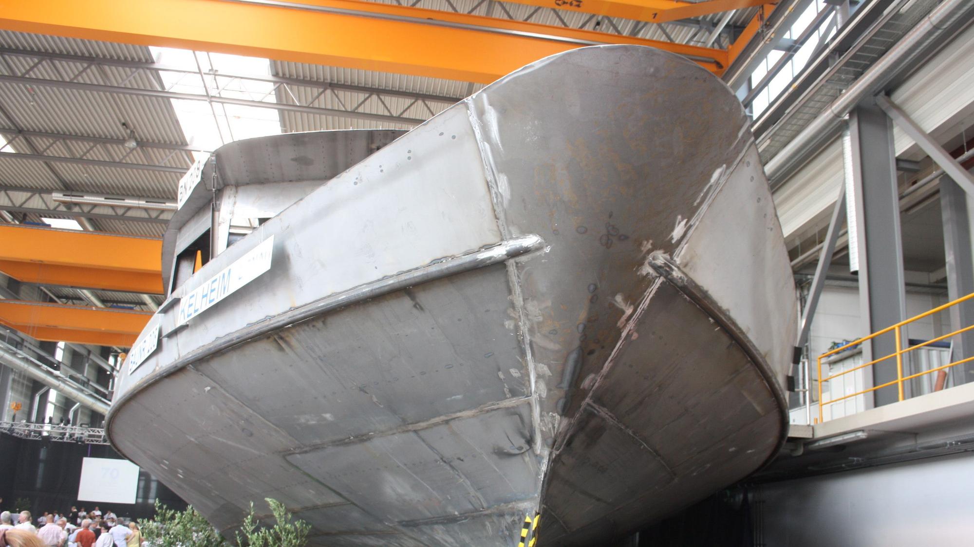 Ein Schiff liegt in einer Niederkasseler Werft.