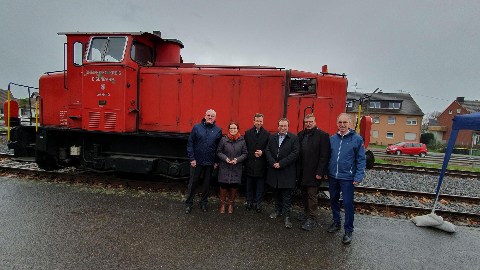 Offizieller Startschuss für die Planung der rechtsrheinischen Stadtbahn-Linie 17: NRW-Verkehsminister Oliver Krischer (3.v.r.) übergab den Vertretern der am Projekt beteiligten Kommunen am Donnerstag in Niederkassel für die Planungskosten einen Förderbescheid über rund 5,2 Millionen Euro.