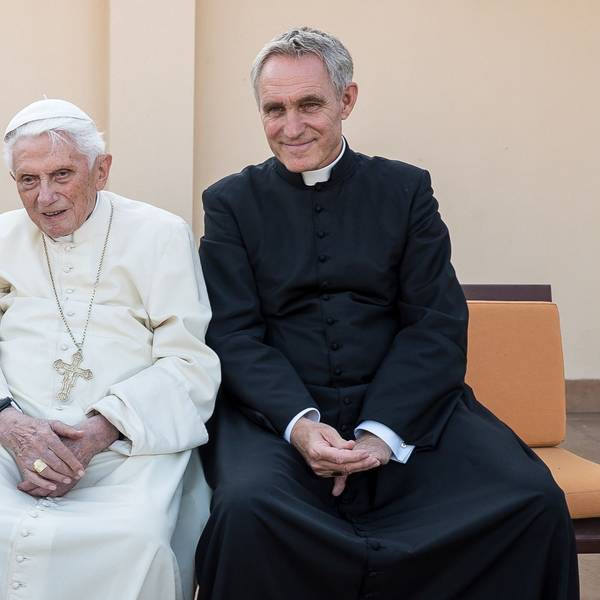 ARCHIV - 03.09.2019, Vatikan, Vatikanstadt: Der emeritierte Papst Benedikt XVI. (l) sitzt neben seinem Privatsekretär Georg Gänswein. Nur eine Woche nach der Beisetzung des emeritierten Papstes Benedikt XVI. ist in Italien ein Buch von Georg Gänswein erschienen.