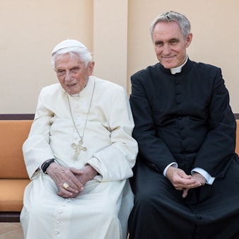 ARCHIV - 03.09.2019, Vatikan, Vatikanstadt: Der emeritierte Papst Benedikt XVI. (l) sitzt neben seinem Privatsekretär Georg Gänswein. Nur eine Woche nach der Beisetzung des emeritierten Papstes Benedikt XVI. ist in Italien ein Buch von Georg Gänswein erschienen.
