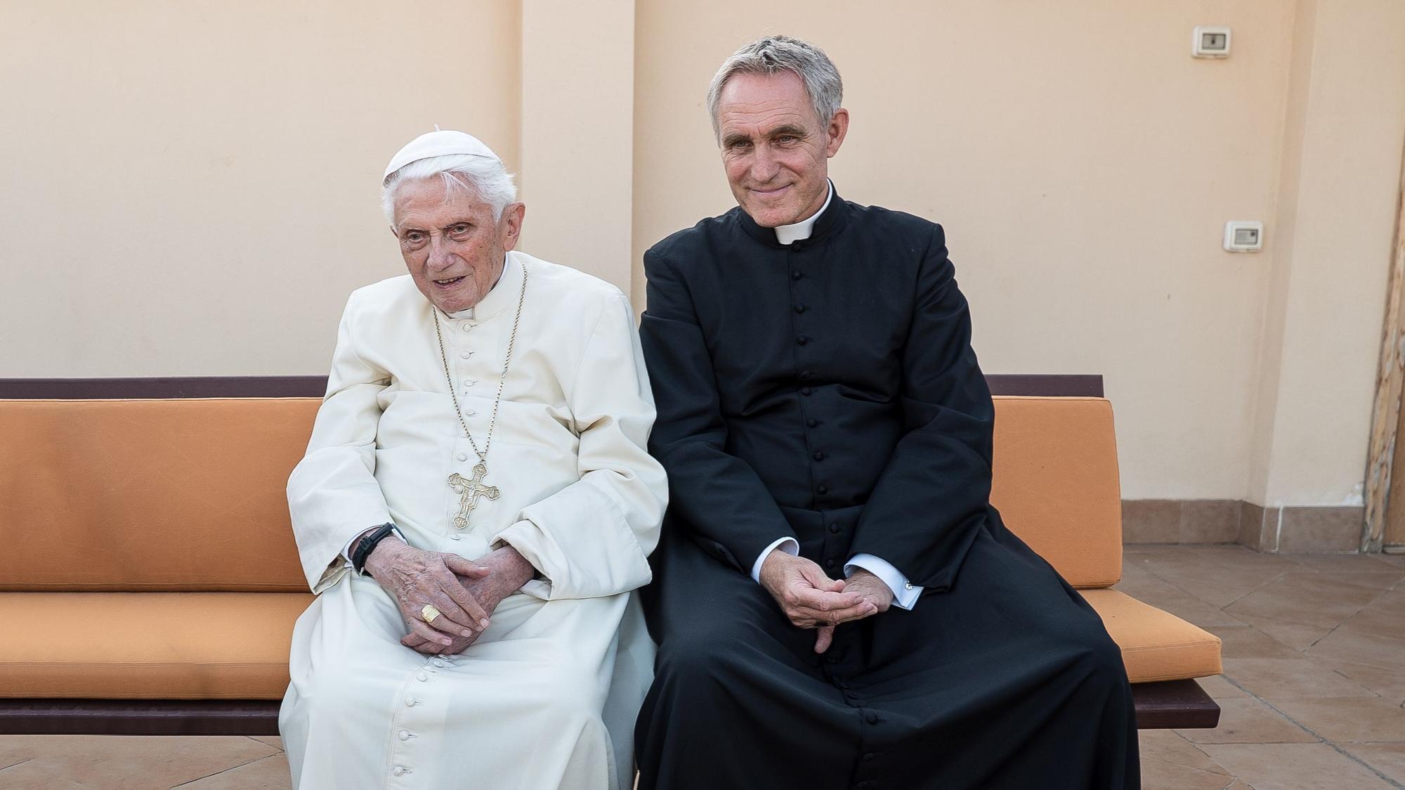 ARCHIV - 03.09.2019, Vatikan, Vatikanstadt: Der emeritierte Papst Benedikt XVI. (l) sitzt neben seinem Privatsekretär Georg Gänswein. Nur eine Woche nach der Beisetzung des emeritierten Papstes Benedikt XVI. ist in Italien ein Buch von Georg Gänswein erschienen.