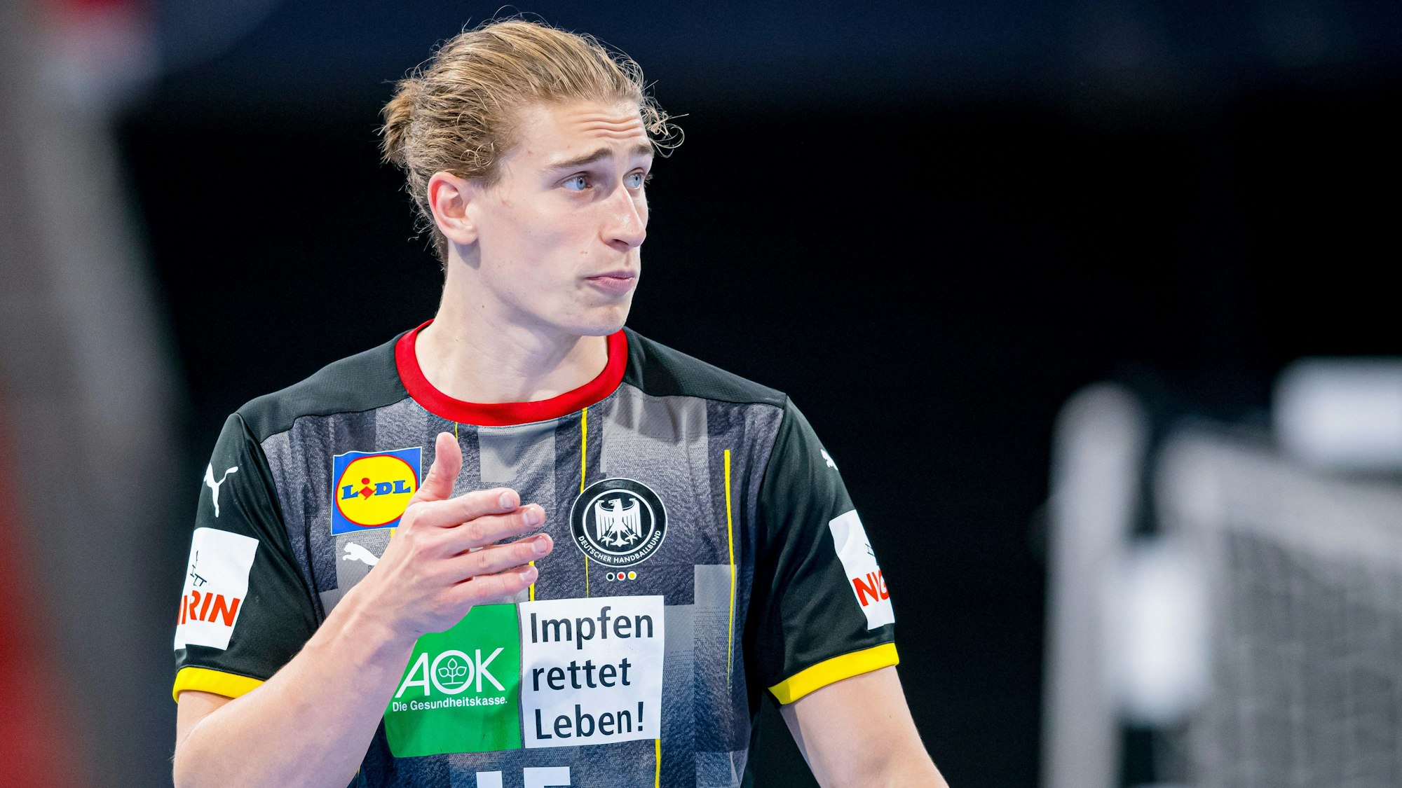 ARCHIV - 09.07.2021, Bayern, Nürnberg: Handball: Länderspiel, Deutschland - Brasilien. Juri Knorr von Deutschland zeigt einen Spielzug an.