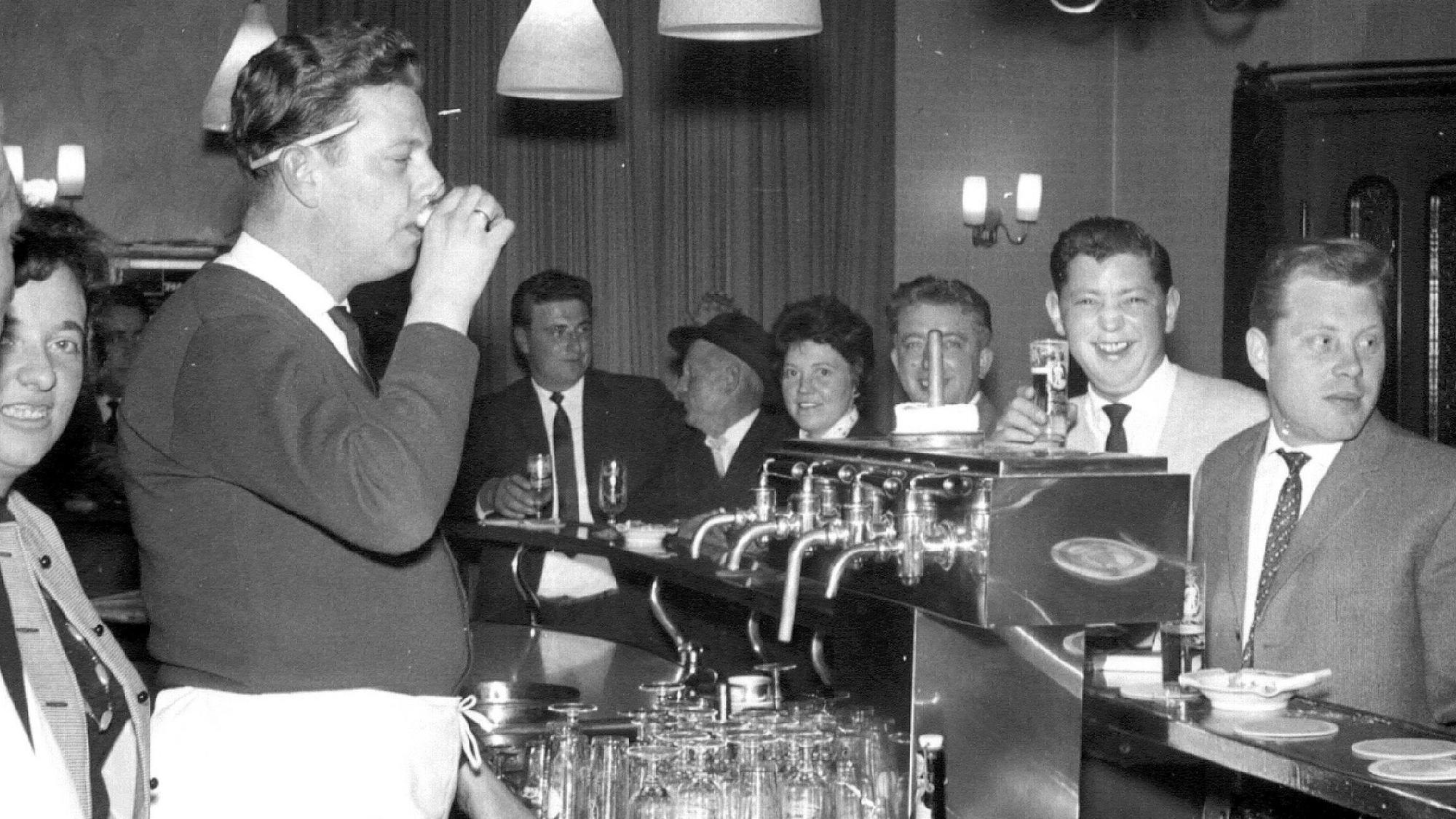 11. Januar 2023 Bornheim-Roisdorf: Thekengeselligkeit in der "Gemütlichen Ecke" in den 1960er Jahren. Foto: Privat/Repro: Frank Engel-Strebel