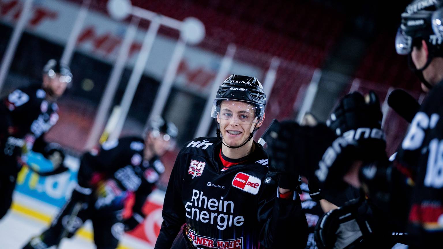 „Game Winning-Goal“: Jan-Luca Sennhenn klatscht nach dem Treffer zum 3:2 gegen Augsburg mit seinen Teamkollegen ab.
