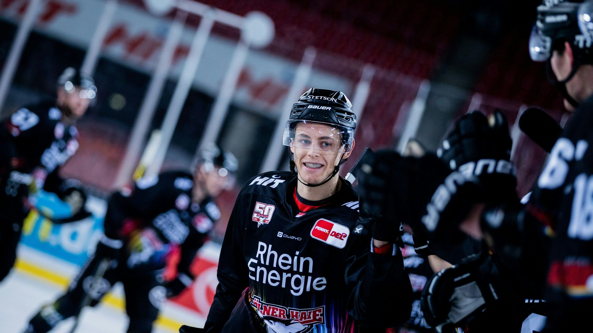 „Game Winning-Goal“: Jan-Luca Sennhenn klatscht nach dem Treffer zum 3:2 gegen Augsburg mit seinen Teamkollegen ab.